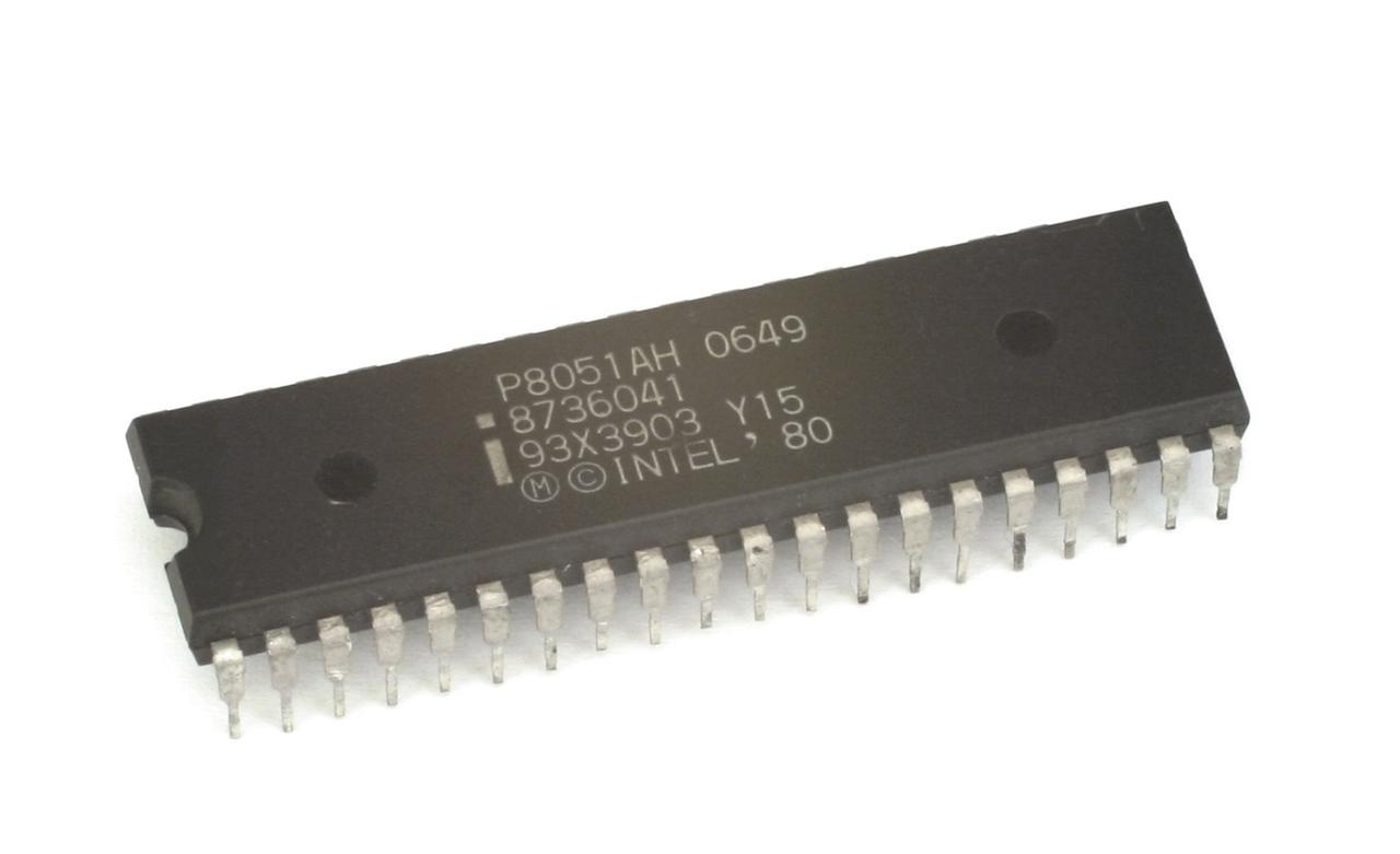Intel P8051 microcontroller in DIP-40 package