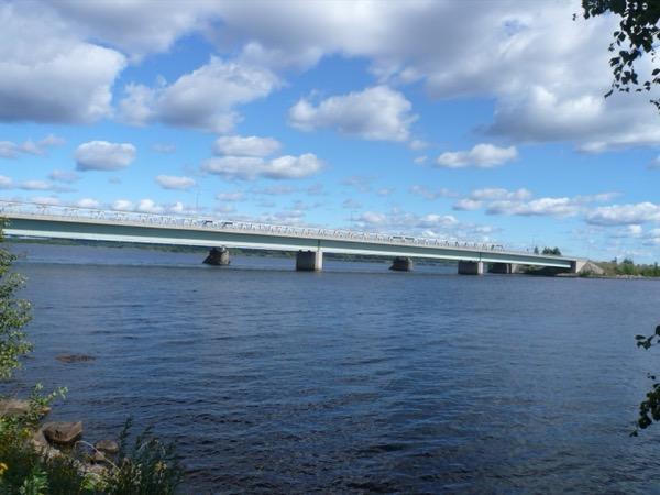 Bridge over river with corrected horizon